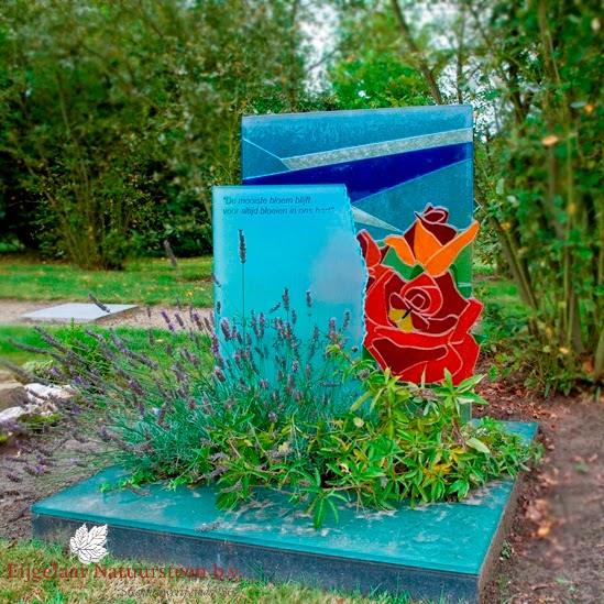 Grafmonument glas met roos