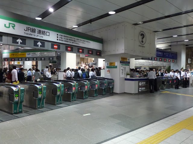 京王電鉄京王線新宿駅台風15号による改札閉鎖