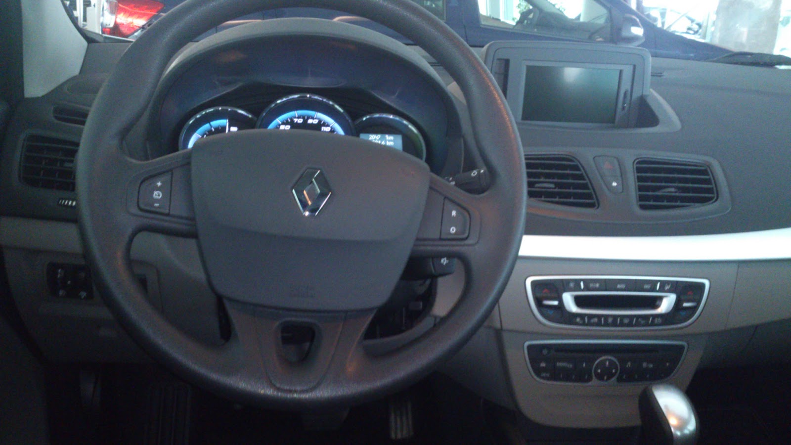 farkli otomobiller hakkinda farkli testler ve yorumlar 100 elektrikli otomobiller mantikli mi renault fluence z e