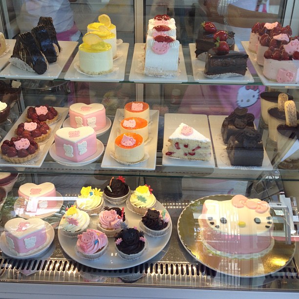 Minik Yengeç Teyze & Yeğenlerle Hello Kitty World Cafe Ziyareti ♥ ♥ ♥