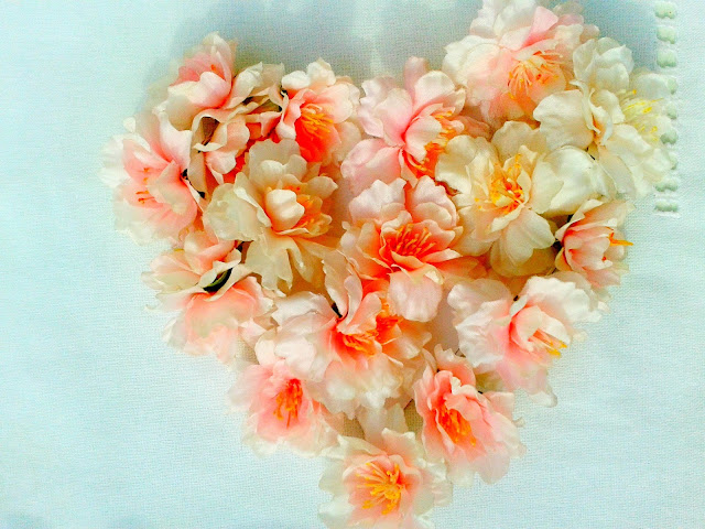 forma de corazon con flores artificiales