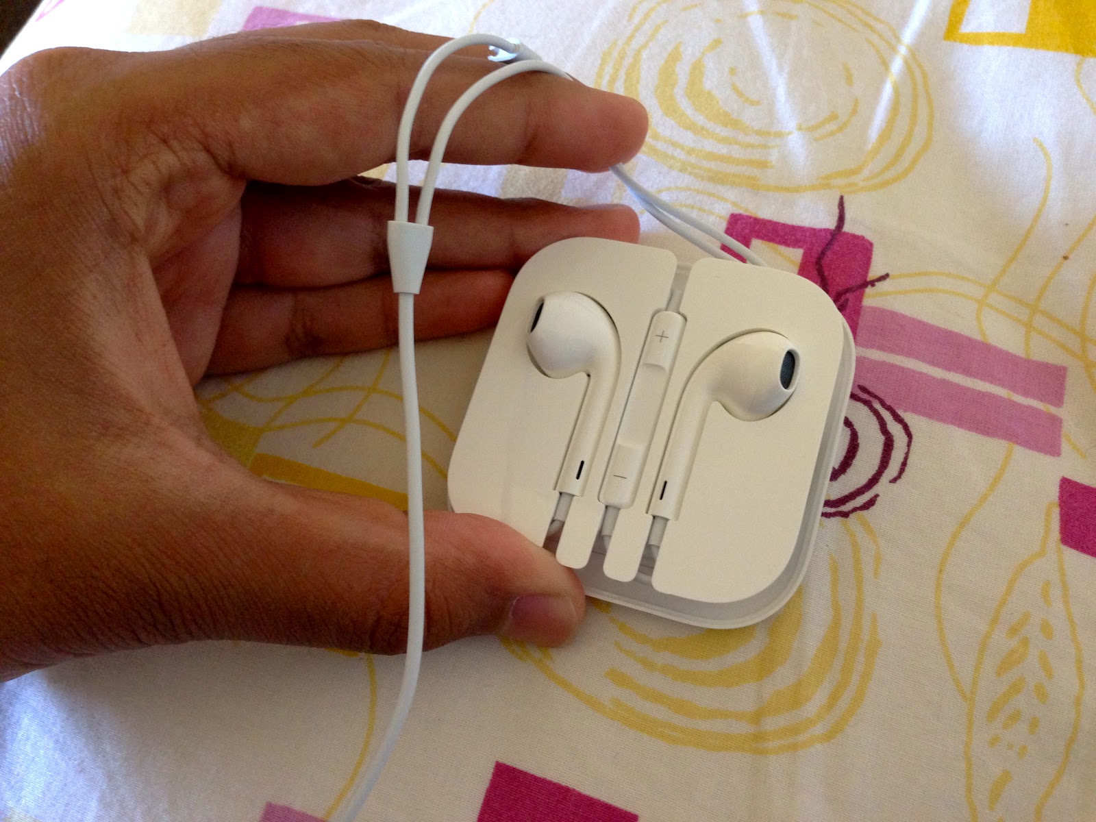 RNIT How To Put Apple EarPods Back Into The Carrying Case