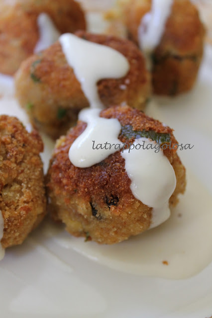 polpette di croste di parmigiano con salsa di cipolle