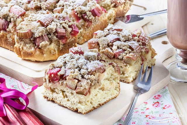 ciasto drożdżowe z rabarbarem, ciasto drożdżowe z rabarbarem i kruszonką, wypieki z rabarbarem, rabarbar, cynamonowa kruszonka, kruszonka do ciasta, kraina miodem płynąca, ciasto drożdżowe bez jajek, ciasto bez jajek