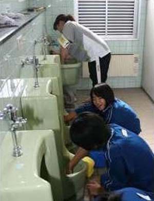 [Image: japanese_school_kids_wash_toilets_barehanded_03.jpg]