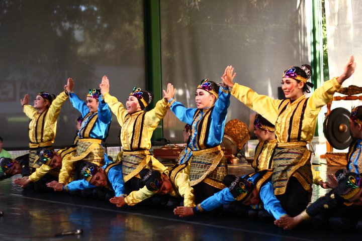 IOV INDONESIA YOUTH SECTION: Kencana Pradipa UI Dance Group Enchanted Americans in Houston IOV INDONESIA YOUTH SECTION: Kencana Pradipa UI Dance Group Enchanted Americans in Houston