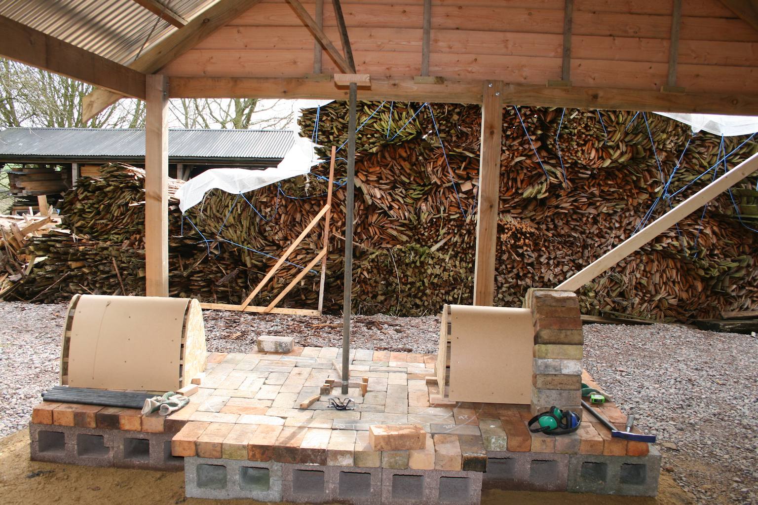 Patia Davis Pots Building the bottle kiln