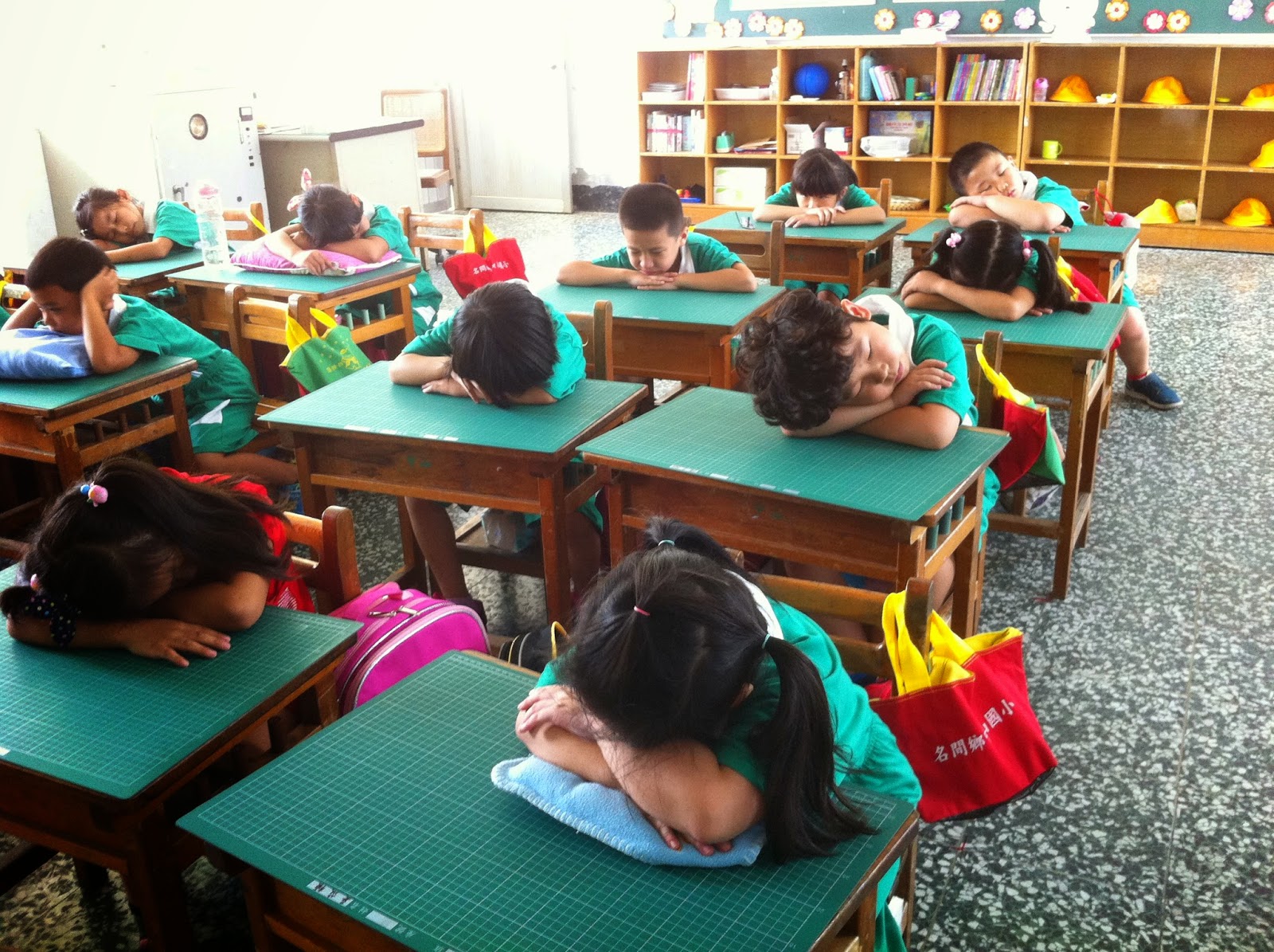 教學現場 睡午覺囉!