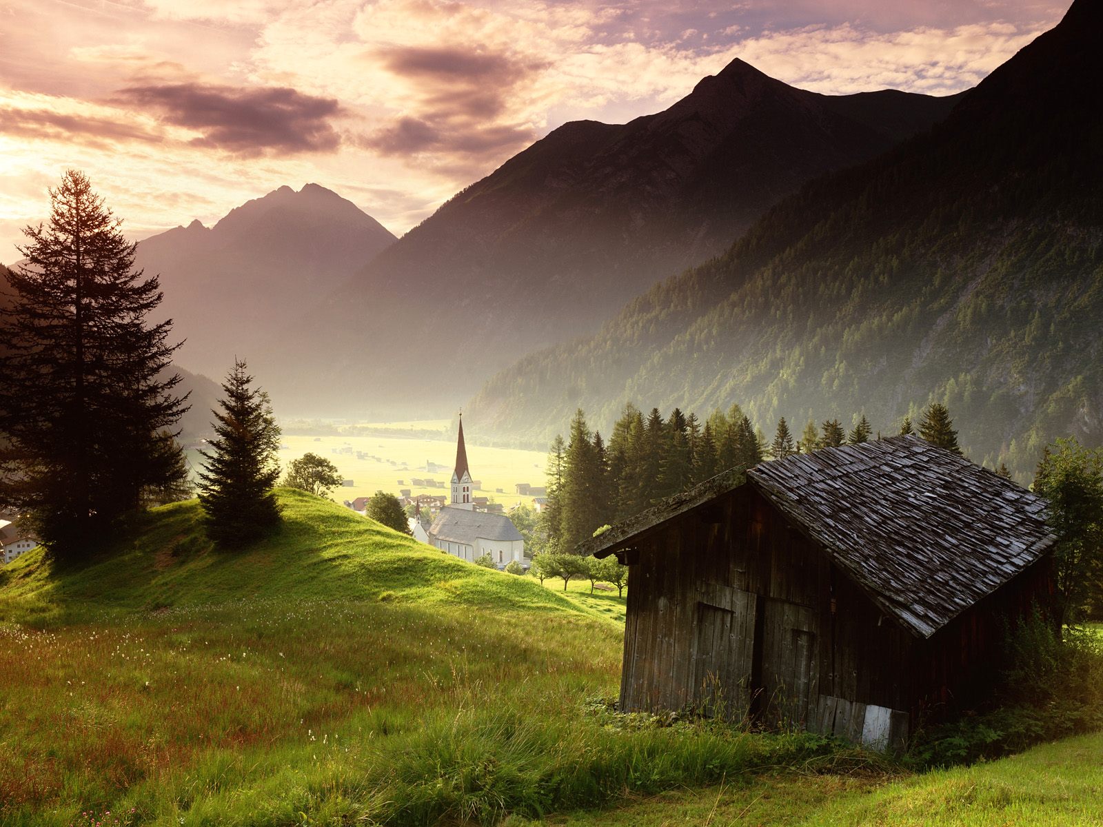 http://2.bp.blogspot.com/-Ja88ByFsiR4/TcEv2vKQp3I/AAAAAAAAAUE/01fX6GmBoD8/s1600/Misty-Mountain-Village-Tyrol-Austria-1-1600x1200.jpg