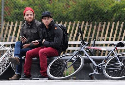Joe Jonas y Jack Lawless paseo en bicicleta Joe+Jonas+rides+bicycle+buddy+EGtEemaTu0Il