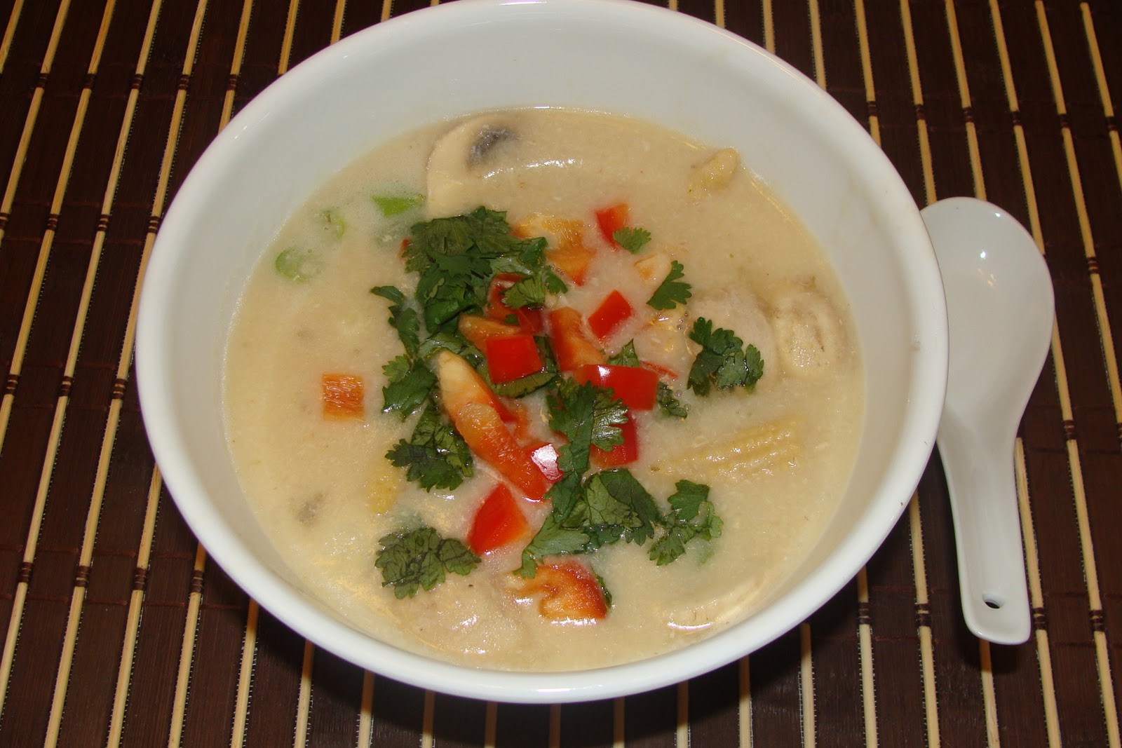 Lili popotte Soupe thaï au poulet, gingembre et lait de coco