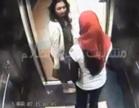 Ohsenyum Perempuan Bertudung Bercium Dalam Lift thumb