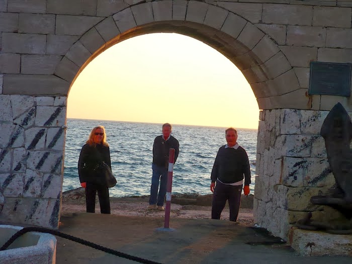 degli amici quarantasettini in visita nel Salento-porto di Otranto