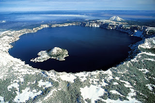 https://en.wikipedia.org/wiki/File:Crater_lake_oregon.jpg