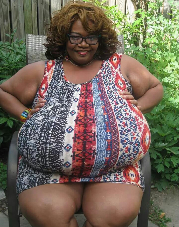 Голая толстая тетка - негритянка