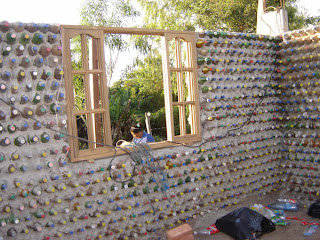 Casas construídas com garrafas pet Casas construídas com garrafas pet