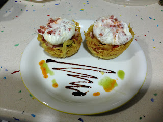 Huevos Poché Con Pisto En Nido De Patatas Paja 
