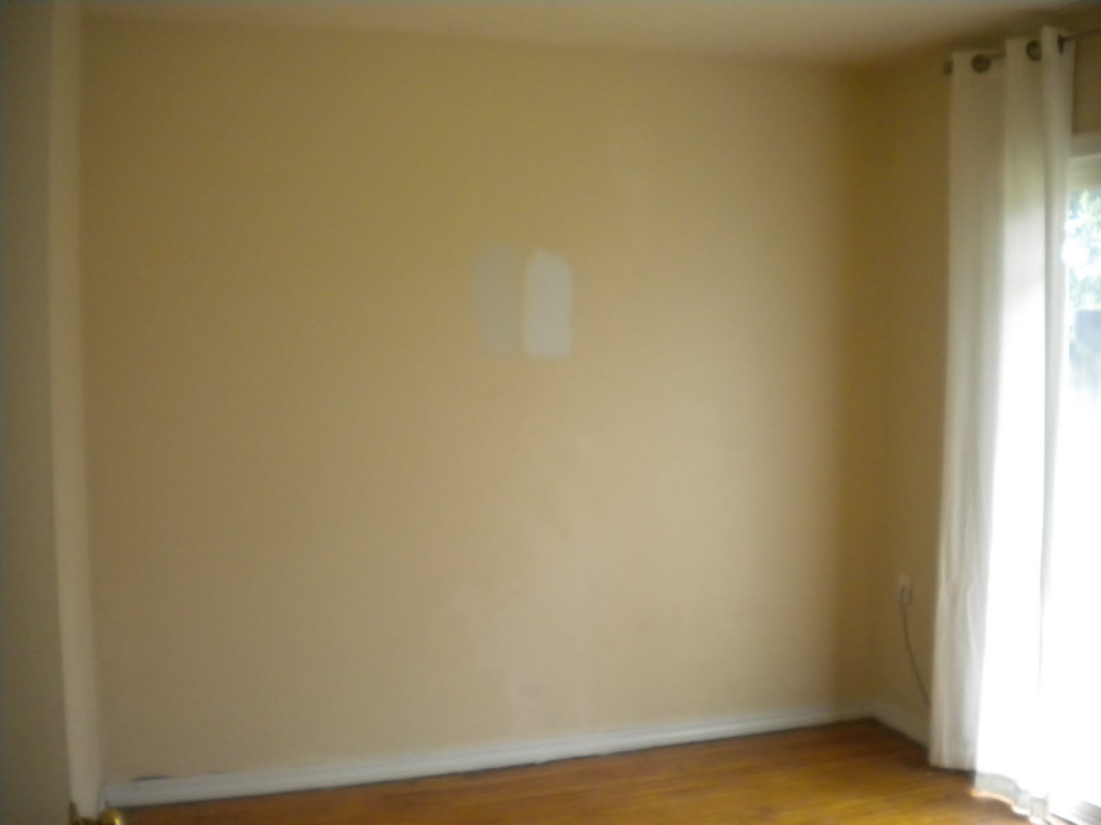 does lowes sell benjamin moore paint