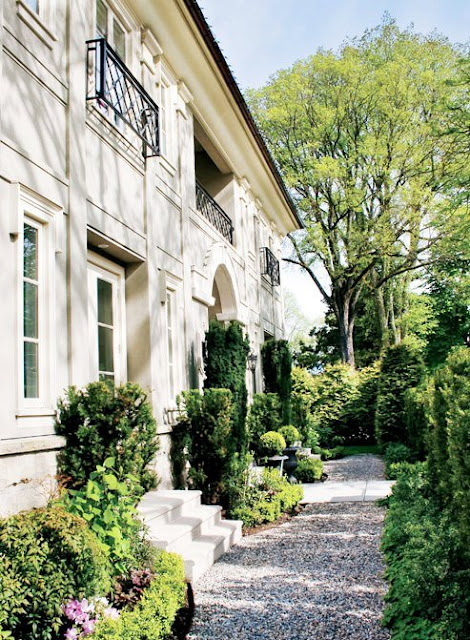 garden with the crushed gravel path