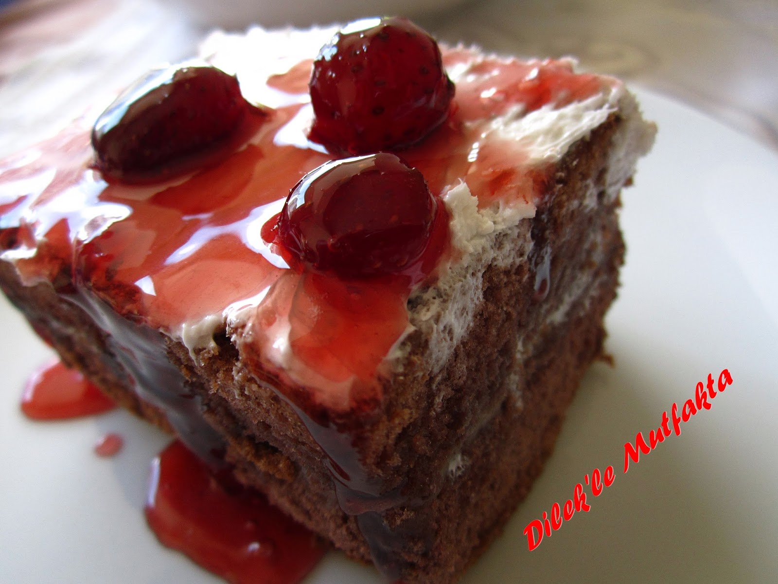 Çilek Soslu Yaş Pasta Dilek�le Mutfakta