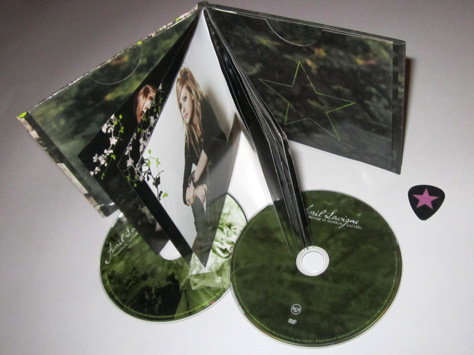 Avril Lavigne >> Tu Colección de Avril Lavigne - Página 7 Goodbye+lullaby+expanded+edition+5