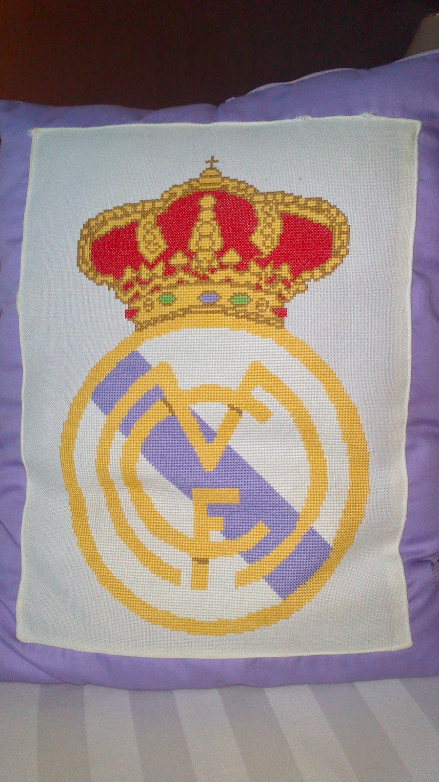Patrón punto de cruz escudo fútbol Real Madrid