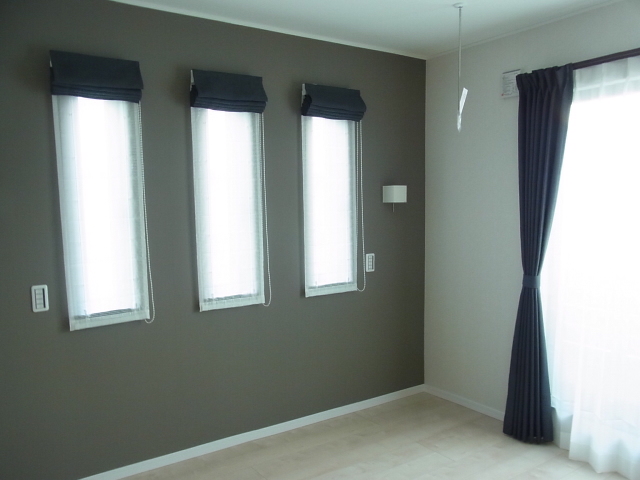 インテリア選びのお手伝い anythingインテリア 主寝室のアクセントクロスとカーテン