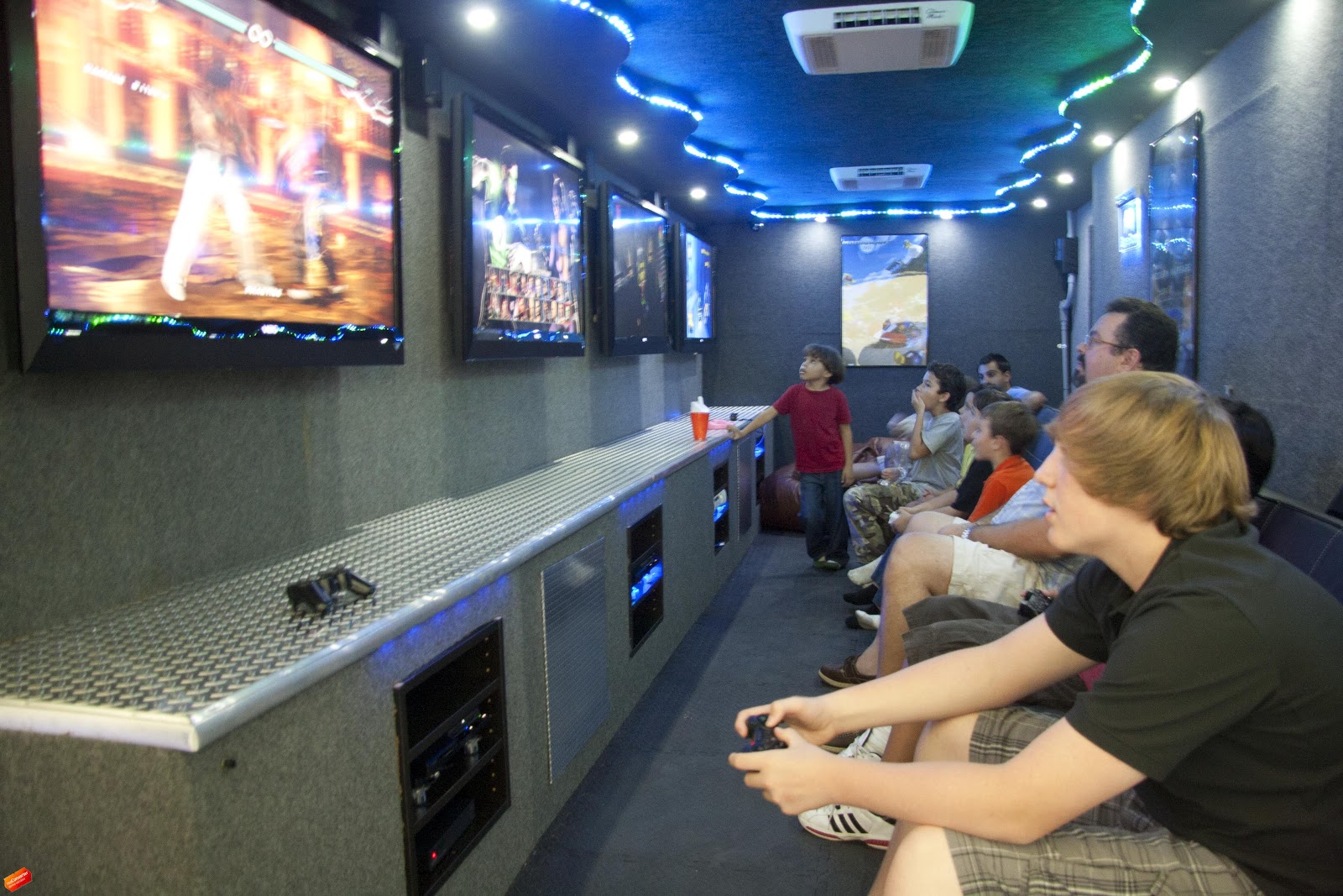 MOBILE VIDEO GAME TRUCK PARTY