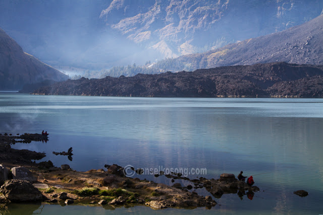 Danau Sagara Anak (Segara Anak Lake) Mount Rinjani; Gunung Rinjani; Volcano; Treking to Rinjani; Rinjani Photos; Segara Anak Lake; Danau Segara Anak; Sasak Tribe; Mendaki Gunung Rinjani; Lombok; Nusa Tenggara; Rinjani Base Camp; Taman Nasional Gunung Rinjani; Mount Rinjani National Park; Sembalun Trek; Senaru Trek; Rinjani Trek Management Board; Porter Rinjani; Jalur Senaru; Jalur Sembalun; Treking to Rinjani; Hike to Rinjani; Pemandangan Rinjani; foto Rinjani; Jalur Pendakian Gunung Rinjani; Savana; Cemara; Gunung Api; Volcano; Rute pendakian rinjani; Puncak Rinjani; Vegetasi Rinjani; Nusa Tenggara Barat; Titik Tertinggi; Lombok Guide; Guide to Hike Rinjani; Puncak Anjani; Dewi Anjani; Plawangan Sembalun; Plawangan Senaru; Tengengean; Forest; Lake; Hutan; Hill; Bukit; Camp Site; Fishing; Memancing; Landscape Rinjani; Stone; Batu; Indonesia Volcano; Place to Visit In Indonesia; Mataram; Mountain Photos; Volcanoes Photo; Indonesia Photography; Travel Photography; Best Indonesia Photos