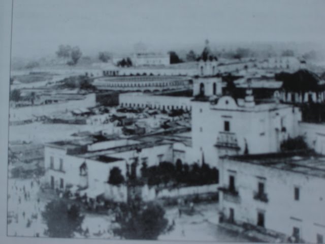 1890 EL BARRIO ANTIGUO DE SAN JUAN DE DIOS, AL FONDO LA PLAZA DE TOROS EL PROGRESO Y EL HOSPICIO CA