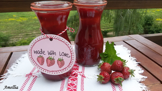 Jahodová marmeláda ve skleničce