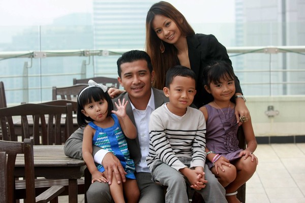 Aaron Aziz Sekeluarga Kini Penduduk Tetap Malaysia Sejak Jun 2012