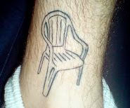 tatuaje de una silla de plastico
