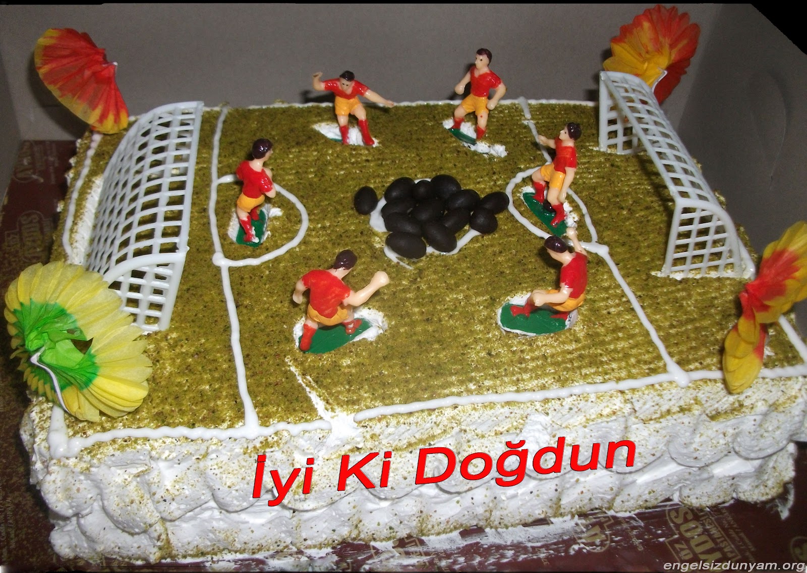 Futbol sahalı pasta dogum gunu kutlaması resimli mesaj