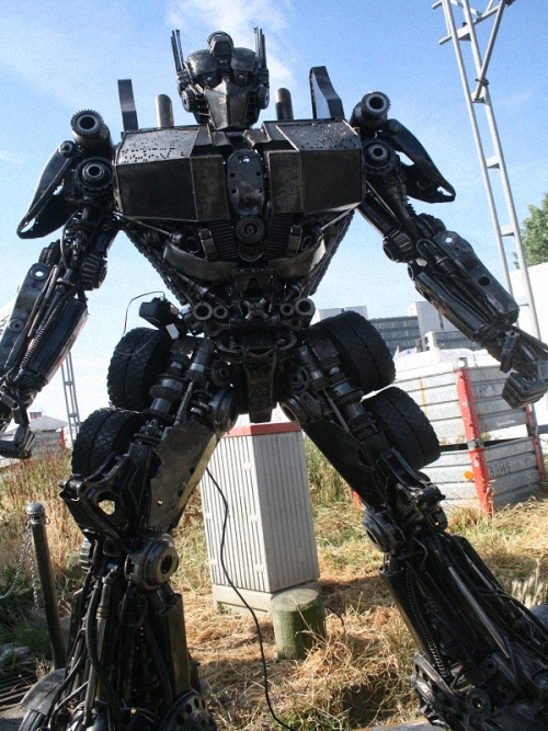 4a-Transformers-Optimus-Prime-2.50m-high-Giganten-Aus-Stahl