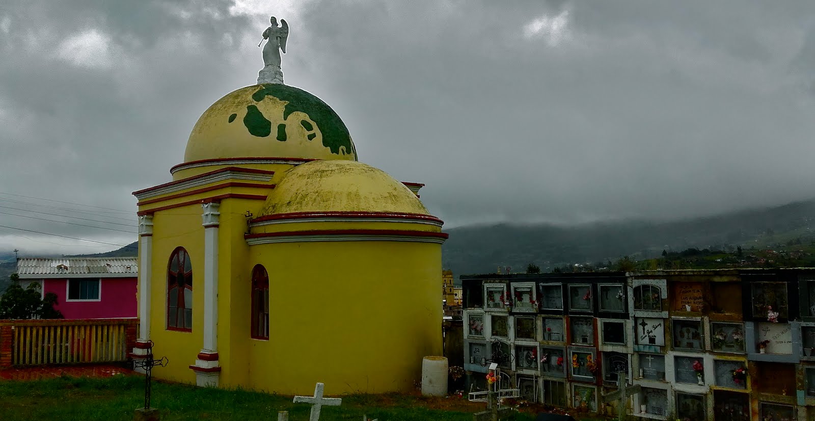 Ángel sobre cúpula