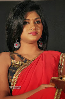 Madha-Yaanai-Koottam-Heroine-Oviya-Stills-in-Saree-at-Movie-Audio-Launch