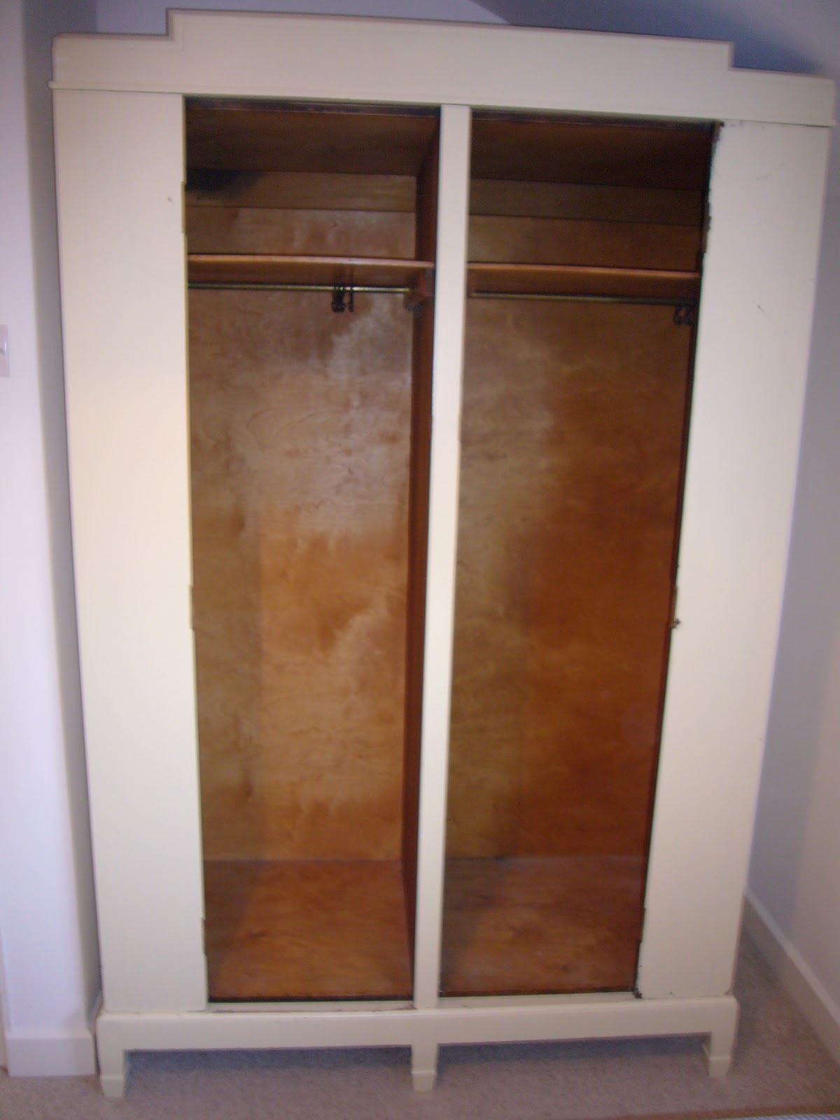 http://2.bp.blogspot.com/-K3YhTA6fDEI/UR_L9ETlXGI/AAAAAAAAA-I/solE5OWcKbc/s1600/Wardrobe+before+shot.jpg