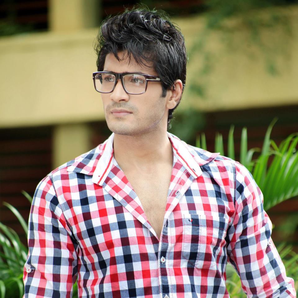 Dare to bare : Hot Indian TV Actors : Mrunal Jain shirtles 
