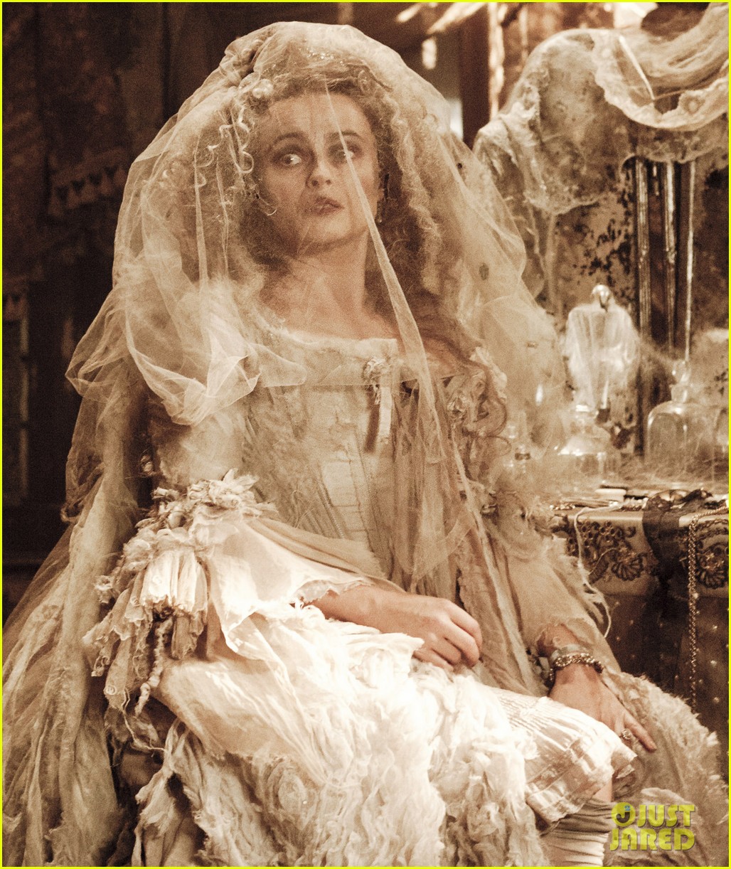 http://2.bp.blogspot.com/-K45DBlYPBrc/UE-mwmX8B-I/AAAAAAAAEt8/JRpbmxRAQSY/s1600/helena-bonham-carter-miss-havisham-great-expectations-01.jpg