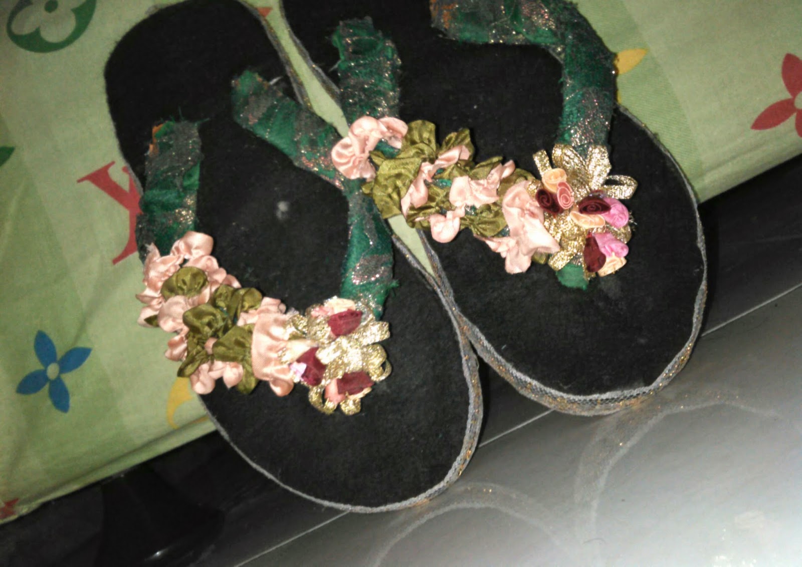 Prakarya kewirausahaan membuat sandal menjadi istimewa