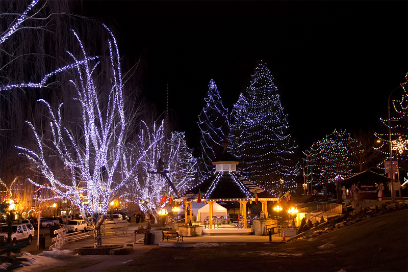 Loving Washington State: Christmas In Leavenworth, WA Do you want to see plenty of Christmas lights? Go to the Bavarian village of Leavenworth, WA! - Loving Washington State: Christmas In Leavenworth, WA