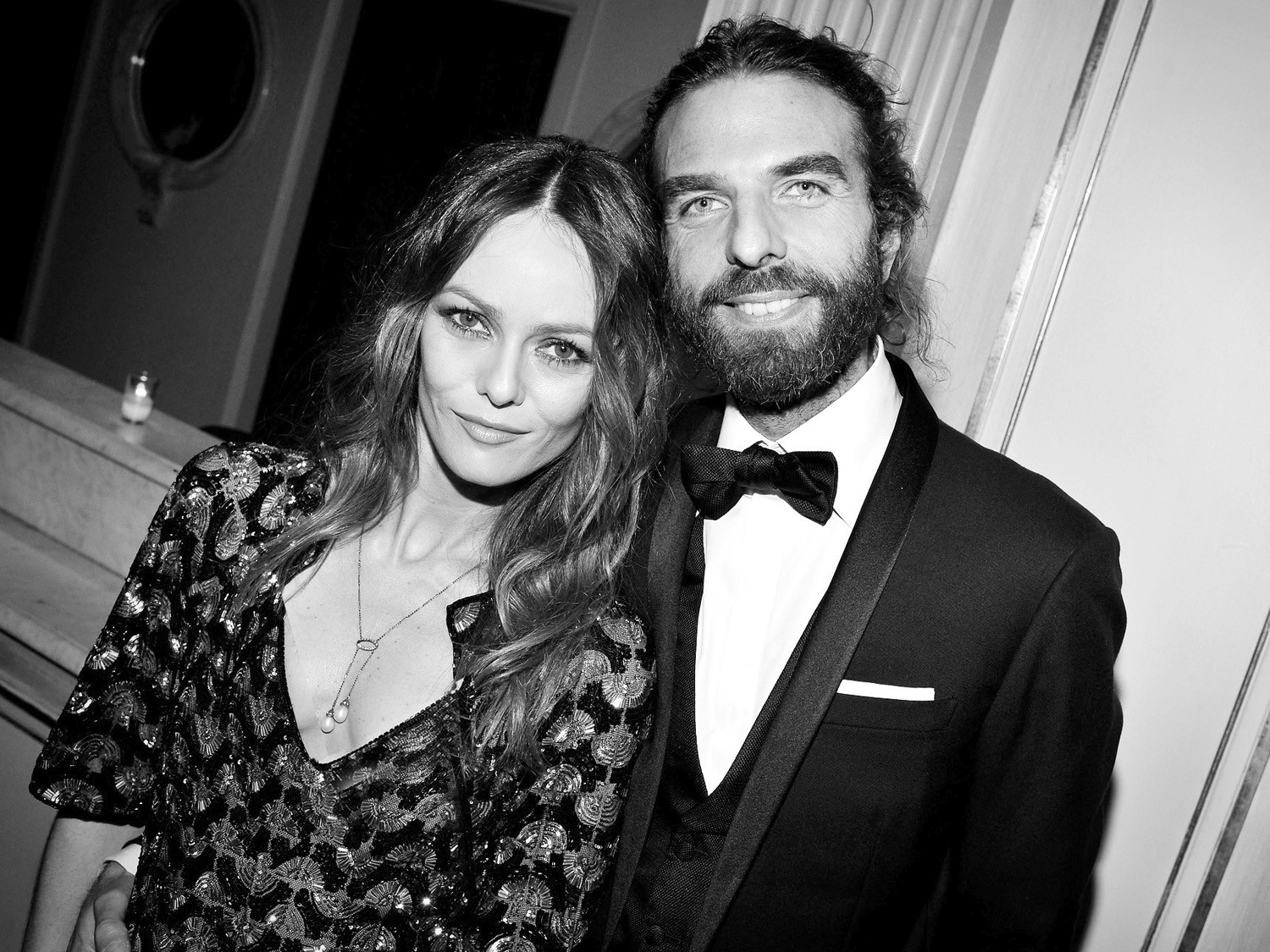 http://2.bp.blogspot.com/-KAkMwmzgXAk/UCWdlL5JkfI/AAAAAAAAOaw/LV8wYgS4iB8/s1600/Vanessa-Paradis-et-John-Nollet-MODIFIED_1_1500_0_resize_90.jpg