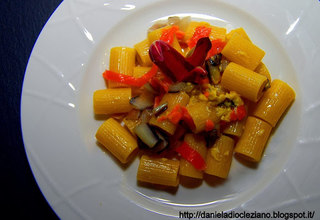 Mezze maniche alla carbonara di trota affumicata e radicchio trevigiano