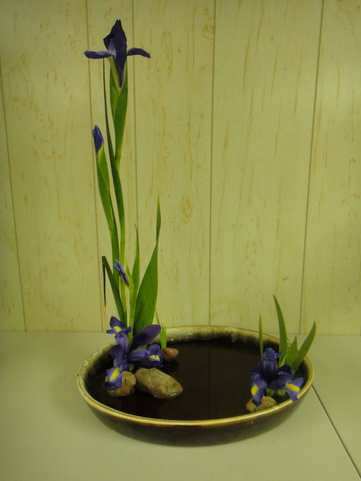 Iris Ikebana Ikebana, Flower arrangements, Flower designs