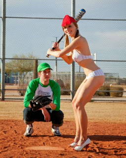 Pitcher viendo las curvas de una sexy bateadora de base-ball