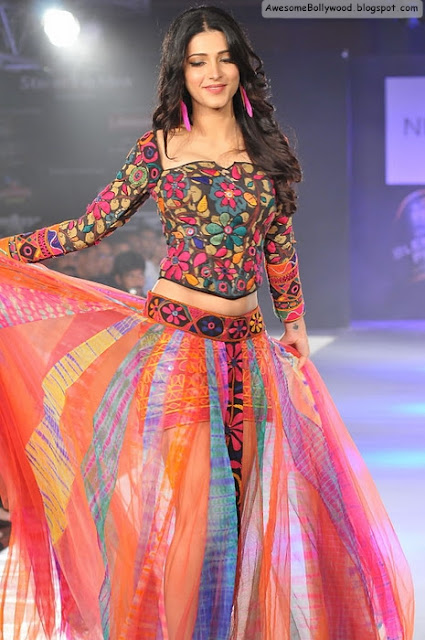 Shruti Hassan Hot in beautiful dress on ramp