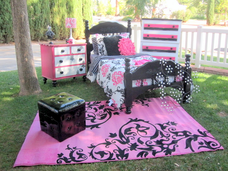 Black/ white/ pink DAMASK-themed room that sold: | Rooms by Lisa