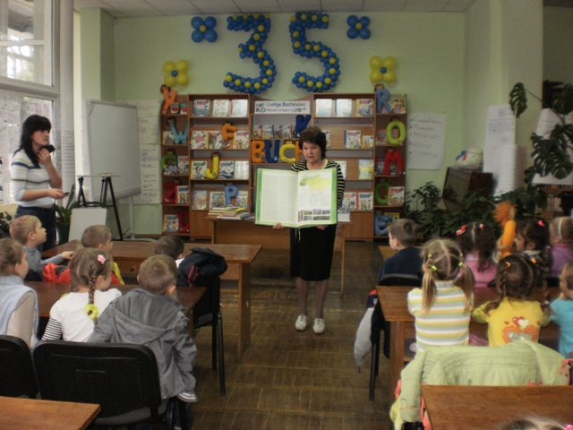 Бібліотечний урок для вихованців ДНЗ № 24 провели сьогодні співробітники відділу обслуговування.