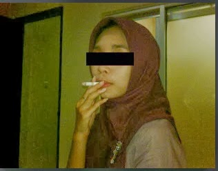  perempuan hisap rokok